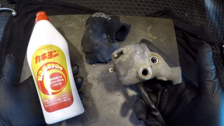 【劇的ビフォーアフター】ただの洗剤と思うなかれ。古いバイクのアルミ腐食を劇的リセットする「超粗目コンパウンド」としてのカネヨン活用術|【劇的ビフォーアフター】ただの洗剤と思うなかれ。古いバイクのアルミ腐食を劇的リセットする「超粗目コンパウンド」としてのカネヨン活用術