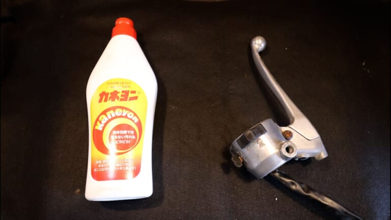 【劇的ビフォーアフター】ただの洗剤と思うなかれ。古いバイクのアルミ腐食を劇的リセットする「超粗目コンパウンド」としてのカネヨン活用術｜【劇的ビフォーアフター】ただの洗剤と思うなかれ。古いバイクのアルミ腐食を劇的リセットする「超粗目コンパウンド」としてのカネヨン活用術