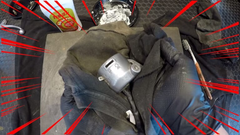 【劇的ビフォーアフター】ただの洗剤と思うなかれ。古いバイクのアルミ腐食を劇的リセットする「超粗目コンパウンド」としてのカネヨン活用術｜【劇的ビフォーアフター】ただの洗剤と思うなかれ。古いバイクのアルミ腐食を劇的リセットする「超粗目コンパウンド」としてのカネヨン活用術
