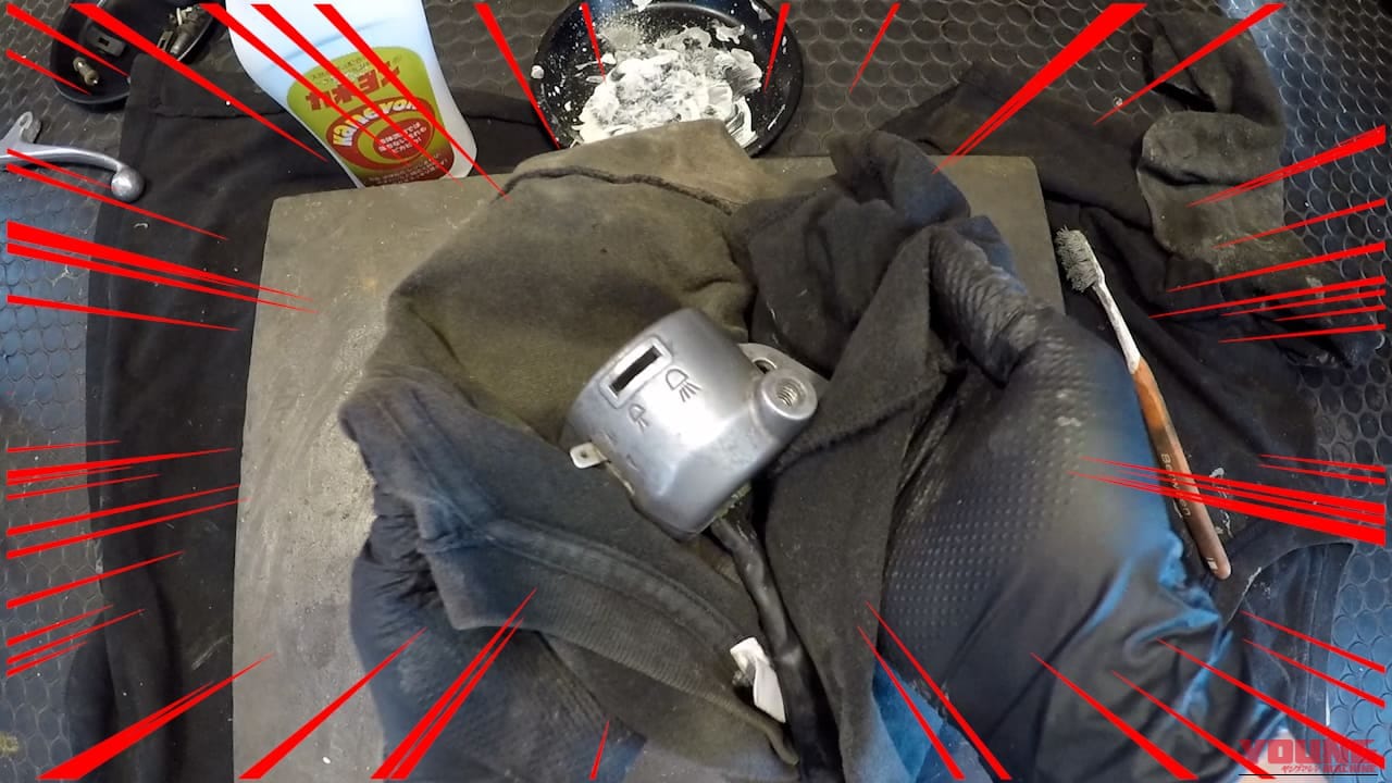 【劇的ビフォーアフター】ただの洗剤と思うなかれ。古いバイクのアルミ腐食を劇的リセットする「超粗目コンパウンド」としてのカネヨン活用術｜【劇的ビフォーアフター】ただの洗剤と思うなかれ。古いバイクのアルミ腐食を劇的リセットする「超粗目コンパウンド」としてのカネヨン活用術
