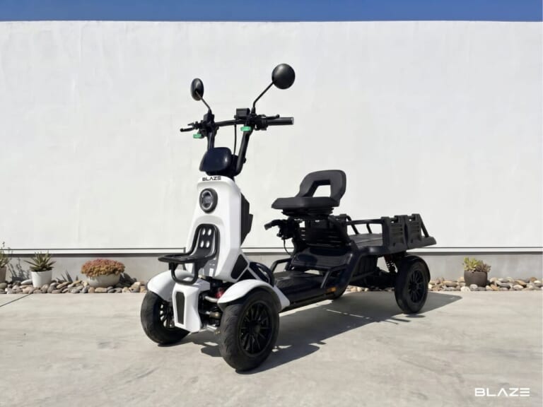 BLAZE E CARGO|荷物も積めて安定感抜群。“小さな軽トラ”ブレイズ イーカーゴの航続距離を100kmに向上させる追加バッテリーが登場