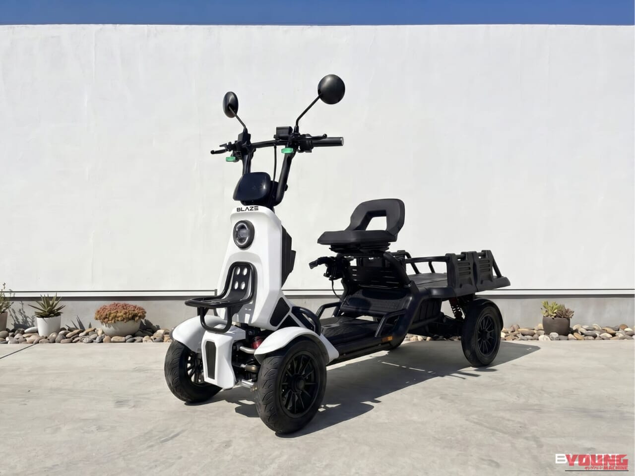 BLAZE E CARGO｜荷物も積めて安定感抜群。“小さな軽トラ”ブレイズ イーカーゴの航続距離を100kmに向上させる追加バッテリーが登場