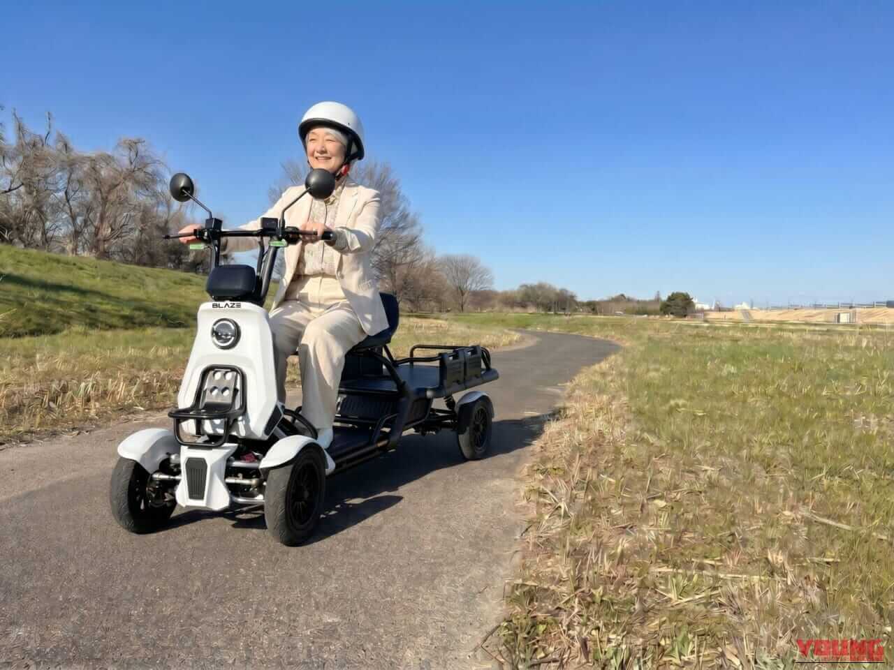 BLAZE E CARGO|荷物も積めて安定感抜群。“小さな軽トラ”ブレイズ イーカーゴの航続距離を100kmに向上させる追加バッテリーが登場