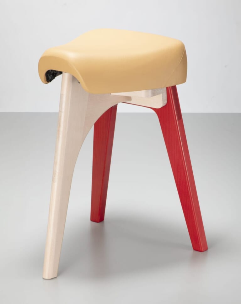 【100脚限定】レッグカウルを模した脚部に惚れる。廃棄対象のスーパーカブ用シートが、匠の技で極上スツールに生まれ変わる｜【100脚限定】レッグカウルを模した脚部に惚れる。廃棄対象のスーパーカブ用シートが、匠の技で極上スツールに生まれ変わる