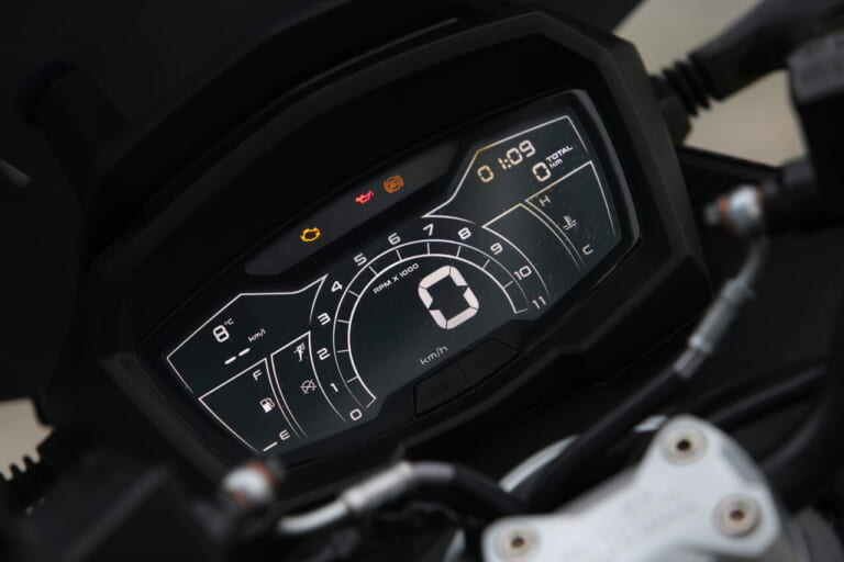 Aprilia SR GT 200 Sport|【SUV感覚スクーター】軽二輪クラスの余裕と足長サスを備えた圧倒的な機動力。新色ゴールドを纏った「SR GT 200 Sport」2026年モデルが登場