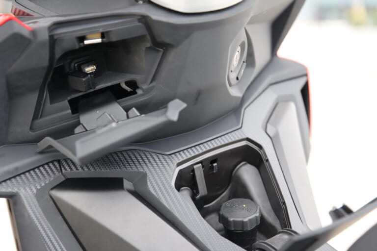Aprilia SR GT 200 Sport｜【SUV感覚スクーター】軽二輪クラスの余裕と足長サスを備えた圧倒的な機動力。新色ゴールドを纏った「SR GT 200 Sport」2026年モデルが登場