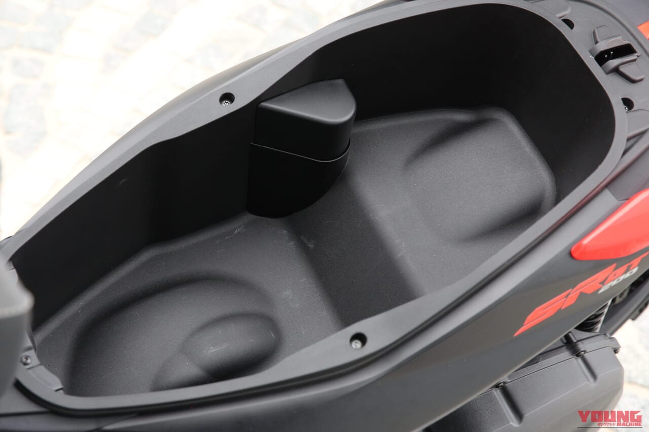 Aprilia SR GT 200 Sport｜【SUV感覚スクーター】軽二輪クラスの余裕と足長サスを備えた圧倒的な機動力。新色ゴールドを纏った「SR GT 200 Sport」2026年モデルが登場