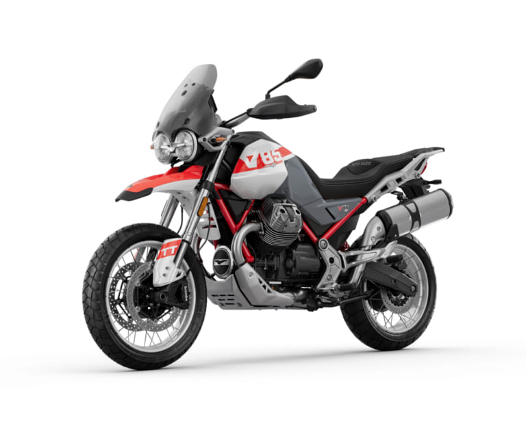 Motoguzzi V85TT|【モトグッツィ新型】伝統の縦置きVツインに可変バルブ搭載。アドベンチャー疲れの大人へ。最新V85TTの「ちょうどいい」サイズ感と極上新色が休日の旅を変える