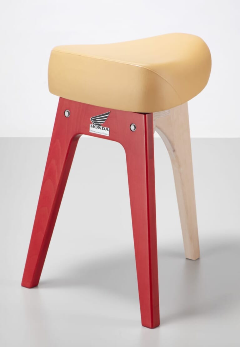 【100脚限定】レッグカウルを模した脚部に惚れる。廃棄対象のスーパーカブ用シートが、匠の技で極上スツールに生まれ変わる|【100脚限定】レッグカウルを模した脚部に惚れる。廃棄対象のスーパーカブ用シートが、匠の技で極上スツールに生まれ変わる