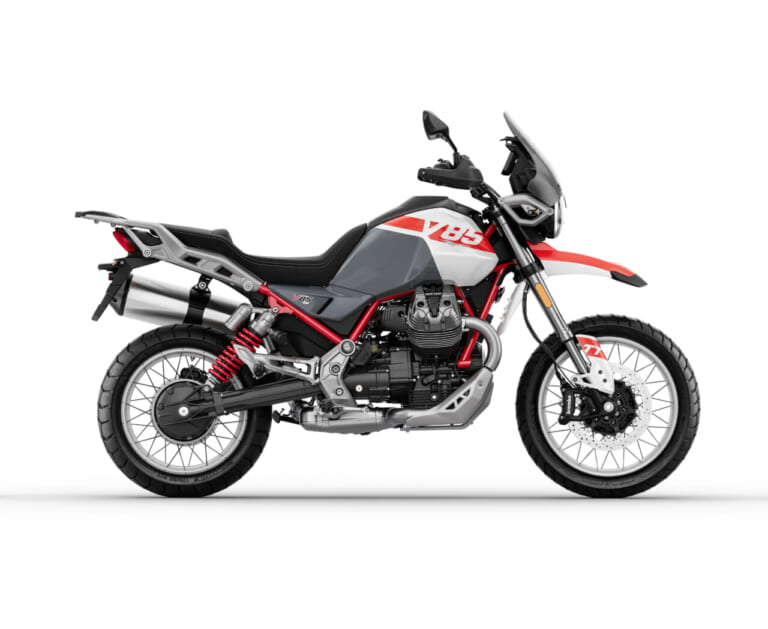 Motoguzzi V85TT｜【モトグッツィ新型】伝統の縦置きVツインに可変バルブ搭載。アドベンチャー疲れの大人へ。最新V85TTの「ちょうどいい」サイズ感と極上新色が休日の旅を変える