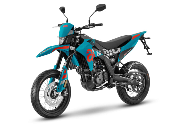 Aprilia SX 125｜維持費の安さと走りの興奮を両立。15馬力を誇るフルサイズ原付2種モタード・アプリリア「SX 125」2026年モデルが発売