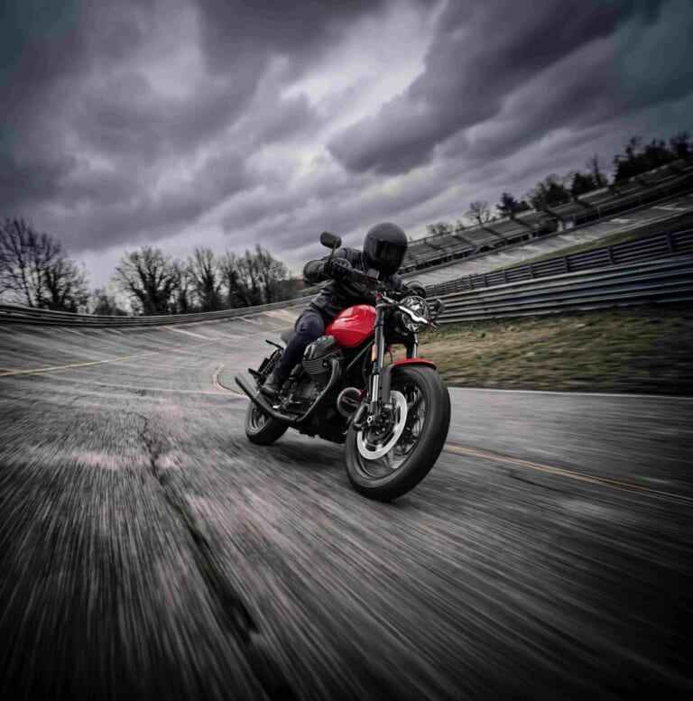 モト・グッツィ V7 SPORT｜【新型モト・グッツィV7ストーン＆スポルト】イタリアの名門が放つ鼓動感と最新装備の融合。伝統の縦置きVツインに2026年カラーが登場