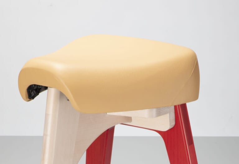 【100脚限定】レッグカウルを模した脚部に惚れる。廃棄対象のスーパーカブ用シートが、匠の技で極上スツールに生まれ変わる|【100脚限定】レッグカウルを模した脚部に惚れる。廃棄対象のスーパーカブ用シートが、匠の技で極上スツールに生まれ変わる