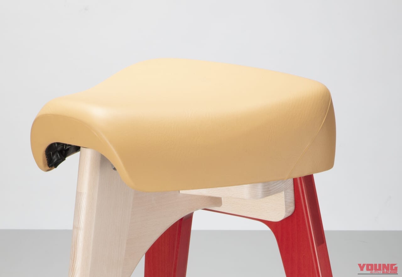 【100脚限定】レッグカウルを模した脚部に惚れる。廃棄対象のスーパーカブ用シートが、匠の技で極上スツールに生まれ変わる｜【100脚限定】レッグカウルを模した脚部に惚れる。廃棄対象のスーパーカブ用シートが、匠の技で極上スツールに生まれ変わる