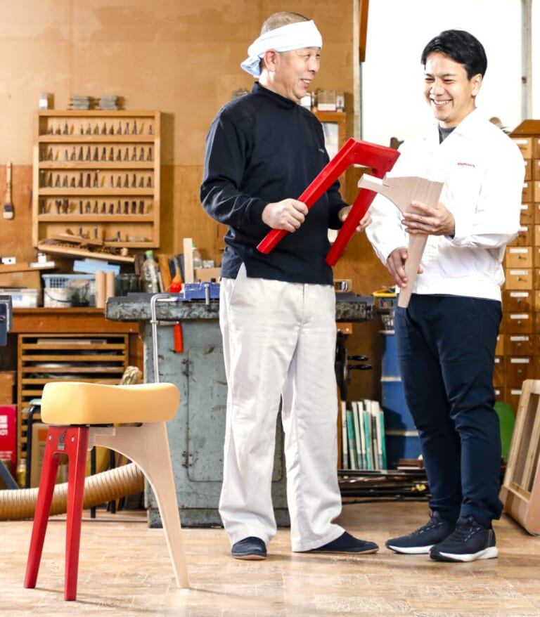 【100脚限定】レッグカウルを模した脚部に惚れる。廃棄対象のスーパーカブ用シートが、匠の技で極上スツールに生まれ変わる｜【100脚限定】レッグカウルを模した脚部に惚れる。廃棄対象のスーパーカブ用シートが、匠の技で極上スツールに生まれ変わる