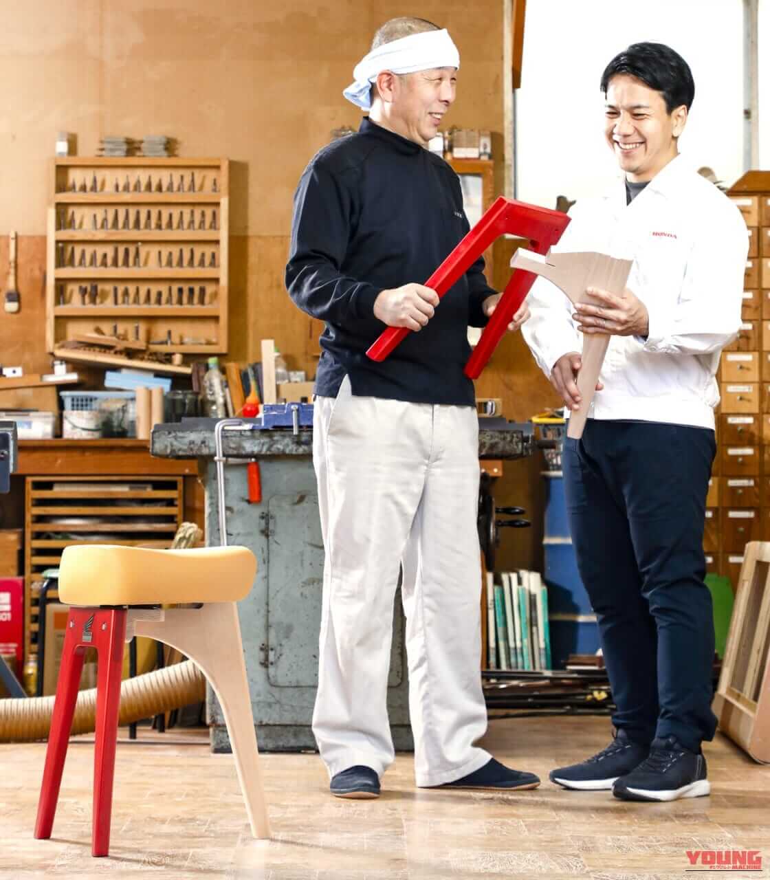 【100脚限定】レッグカウルを模した脚部に惚れる。廃棄対象のスーパーカブ用シートが、匠の技で極上スツールに生まれ変わる|【100脚限定】レッグカウルを模した脚部に惚れる。廃棄対象のスーパーカブ用シートが、匠の技で極上スツールに生まれ変わる
