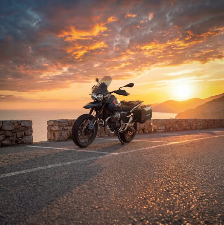 Motoguzzi V85TT｜【モトグッツィ新型】伝統の縦置きVツインに可変バルブ搭載。アドベンチャー疲れの大人へ。最新V85TTの「ちょうどいい」サイズ感と極上新色が休日の旅を変える