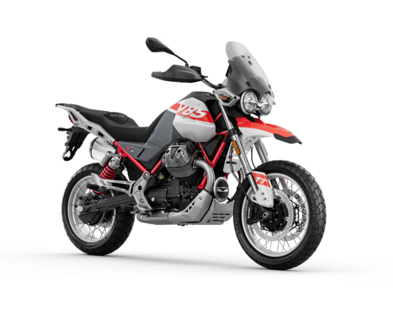 Motoguzzi V85TT｜【モトグッツィ新型】伝統の縦置きVツインに可変バルブ搭載。アドベンチャー疲れの大人へ。最新V85TTの「ちょうどいい」サイズ感と極上新色が休日の旅を変える