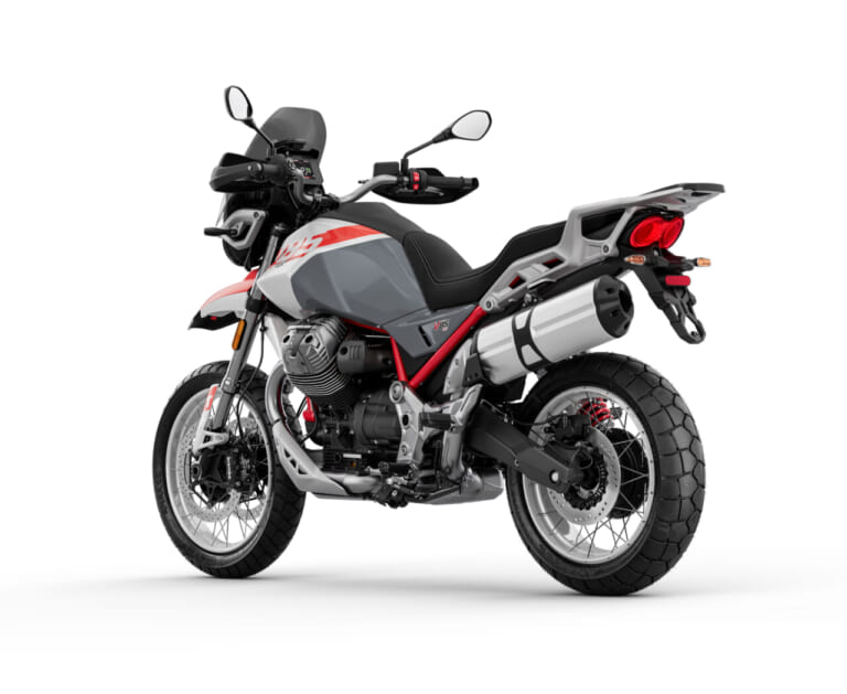 Motoguzzi V85TT｜【モトグッツィ新型】伝統の縦置きVツインに可変バルブ搭載。アドベンチャー疲れの大人へ。最新V85TTの「ちょうどいい」サイズ感と極上新色が休日の旅を変える