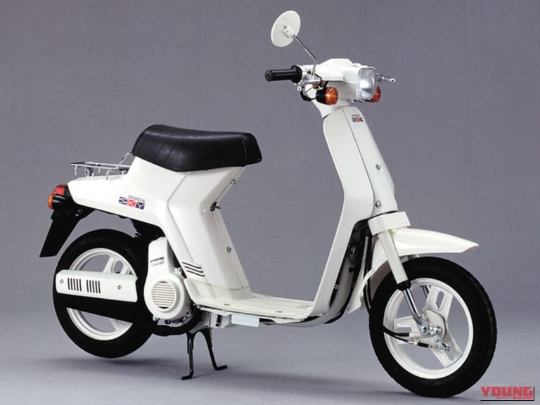 1982 HONDA SKY｜「ラッタッタ」にマイケル、さんまも！昭和の原付スクーター黄金期が熱すぎた。今思えば「HY戦争」って50ccを大きく進化させたよね