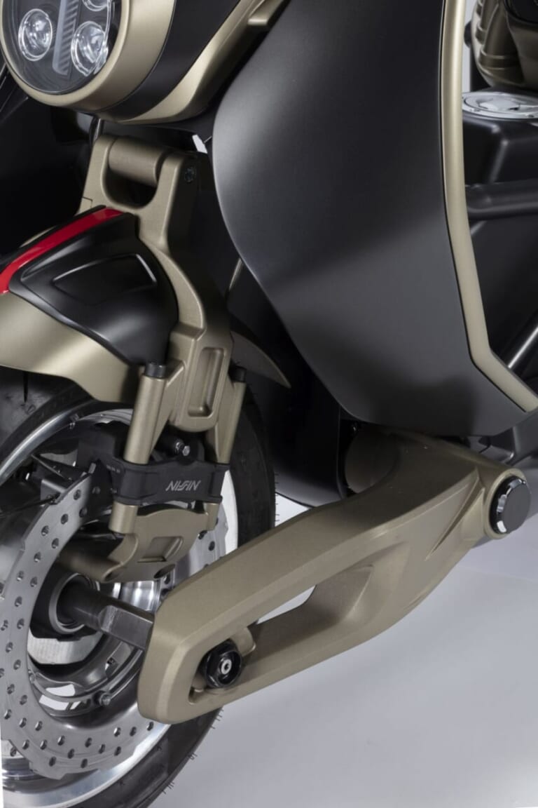 ITALJET Roadster 400 Founders Edition｜「美しすぎる…」わずか46分で完売。日本からも注文が殺到した、通勤の憂鬱を吹き飛ばす一生モノ・イタリアンスクーターの圧倒的存在感【Roadster 400Founders Edition】