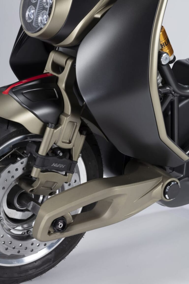 ITALJET Roadster 400 Founders Edition|「美しすぎる…」わずか46分で完売。日本からも注文が殺到した、通勤の憂鬱を吹き飛ばす一生モノ・イタリアンスクーターの圧倒的存在感【Roadster 400Founders Edition】