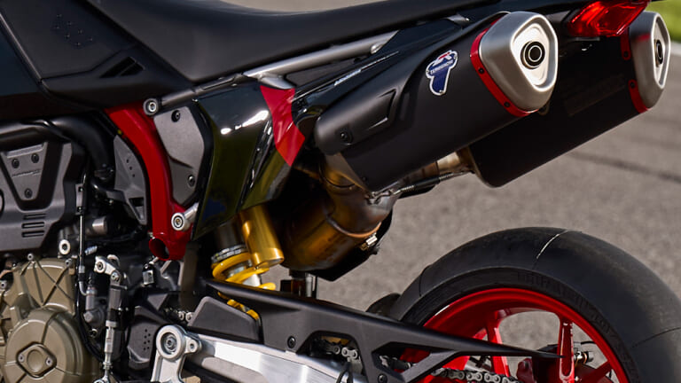 MotoGP譲りの心臓と151kgの極限ボディの魔法。ドリフトもウィリーも意のままに。ドゥカティ最新モタードがライダーの限界を引き上げる【Ducati Hypermotard 698 Mono Nera登場】