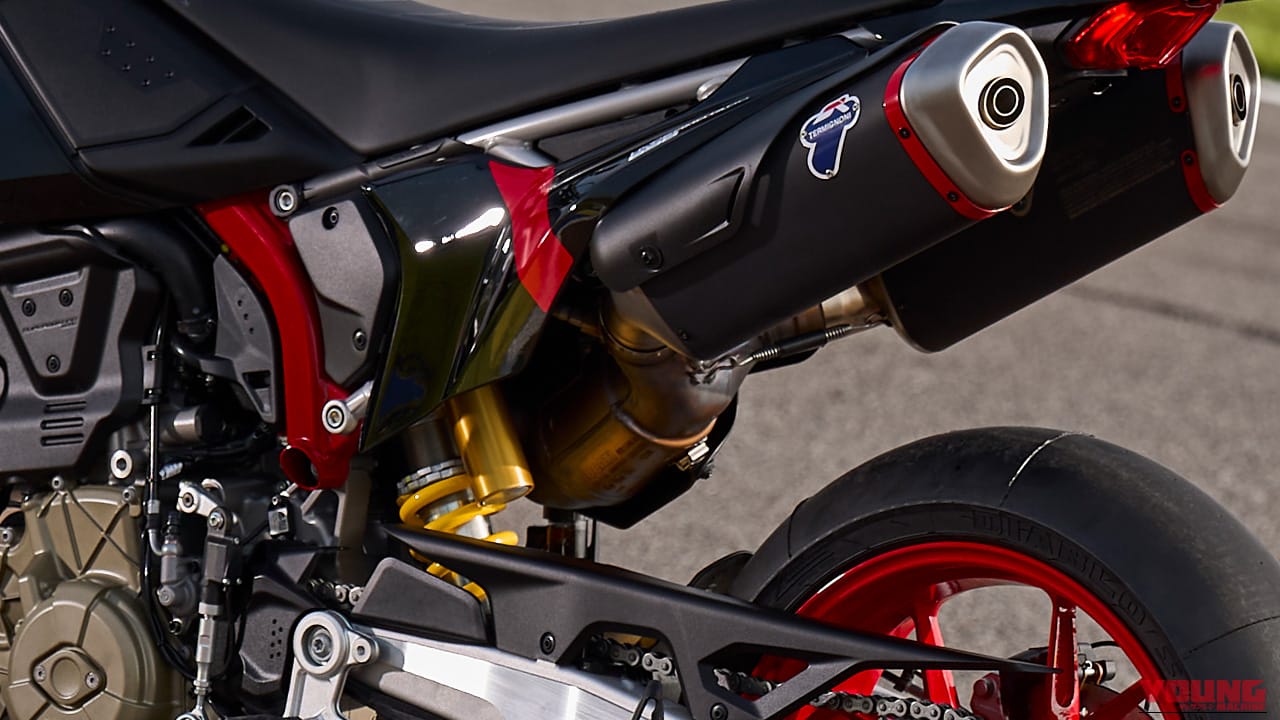 MotoGP譲りの心臓と151kgの極限ボディの魔法。ドリフトもウィリーも意のままに。ドゥカティ最新モタードがライダーの限界を引き上げる【Ducati Hypermotard 698 Mono Nera登場】