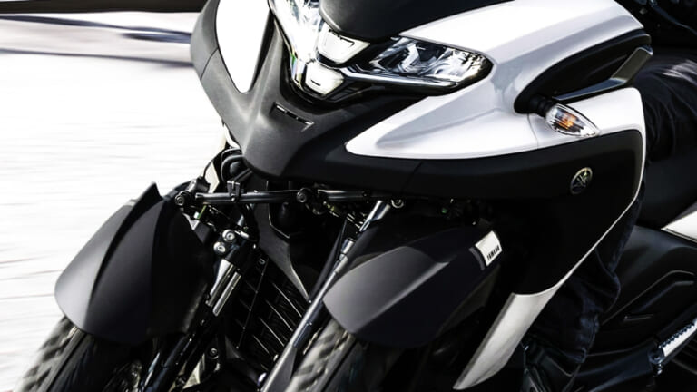 新車で買えるのは今だけ! 前二輪の三輪バイクが与えてくれた、悪天候でも怯まない「転ばない安心感」を振り返る【ヤマハ トリシティ国内生産終了】