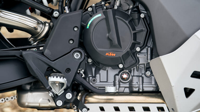 【新型外車】旅の疲労を吹き飛ばすミドルアドベンチャーバイクの正解。低重心タンクと極上フル装備のKTM 790 ADVENTURE2026モデルが登場