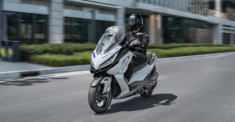 ZONTES 368E|ドラレコもヒーターも全部入り! 400ccクラスの余裕とクルコンで旅の疲労が激減する高コスパスクーターが中国から上陸【ZONTES 368E】