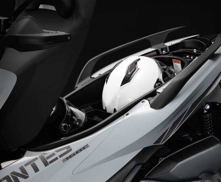 ZONTES 368E|ドラレコもヒーターも全部入り! 400ccクラスの余裕とクルコンで旅の疲労が激減する高コスパスクーターが中国から上陸【ZONTES 368E】
