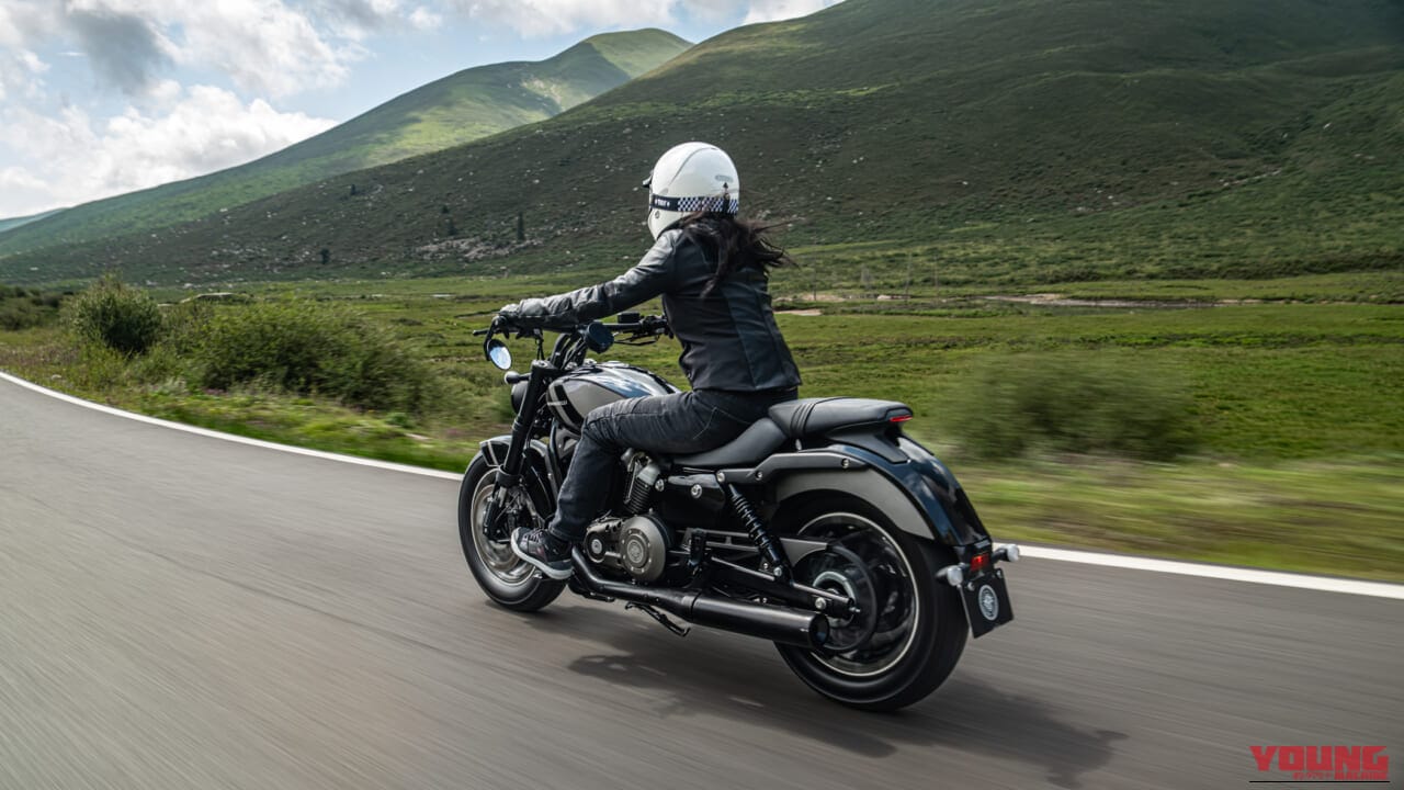 |「これ、本当に250cc…?」かつての国産ニーハンの“狂気”を思い起こさせる2台の黒船【ガレージで酒が呑める75万円のVツイン】