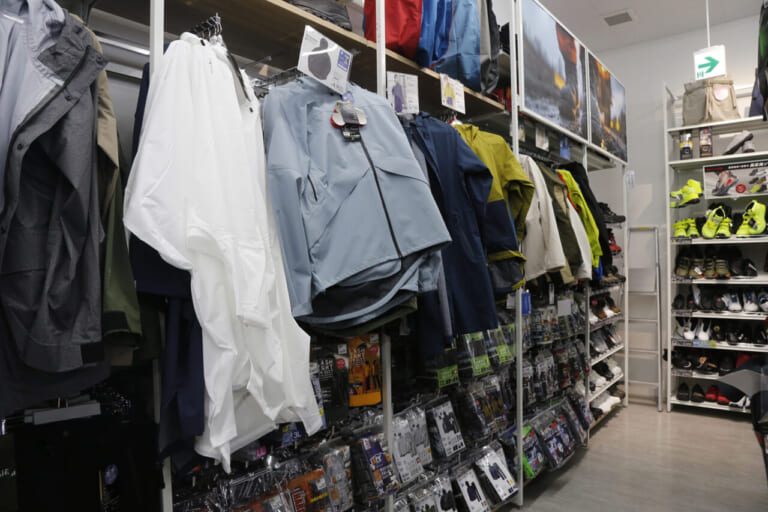 【2026最新】ワークマンのバイク用レインウェア売れ筋ベスト5！最強の耐水圧＆透湿ギアを実店舗でガチ調査