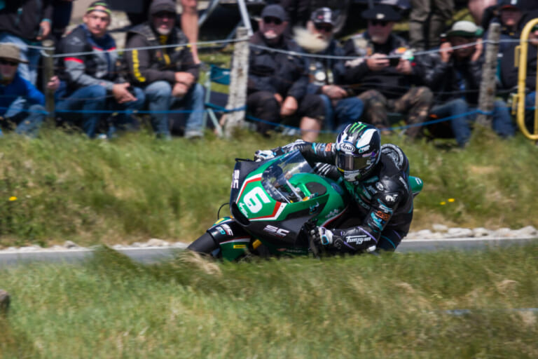 スポーツバイクTTでパトン S1-Rを駆って勝利したマイケル・ダンロップ選手。※写真は予選走行中に撮影したもの｜【マン島TT 2026】雨に泣いた異例の幕切れ。半数が中止の波乱も、マイケル・ダンロップが通算36勝の金字塔！ 山中正之も執念の完走