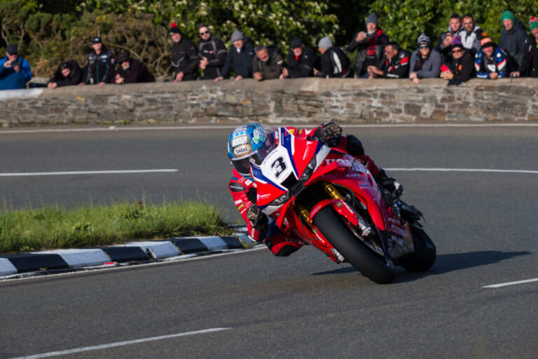 シニアTTで優勝したディーン・ハリソン選手（ホンダ CBR1000RR-R）｜【マン島TT 2026】雨に泣いた異例の幕切れ。半数が中止の波乱も、マイケル・ダンロップが通算36勝の金字塔！ 山中正之も執念の完走