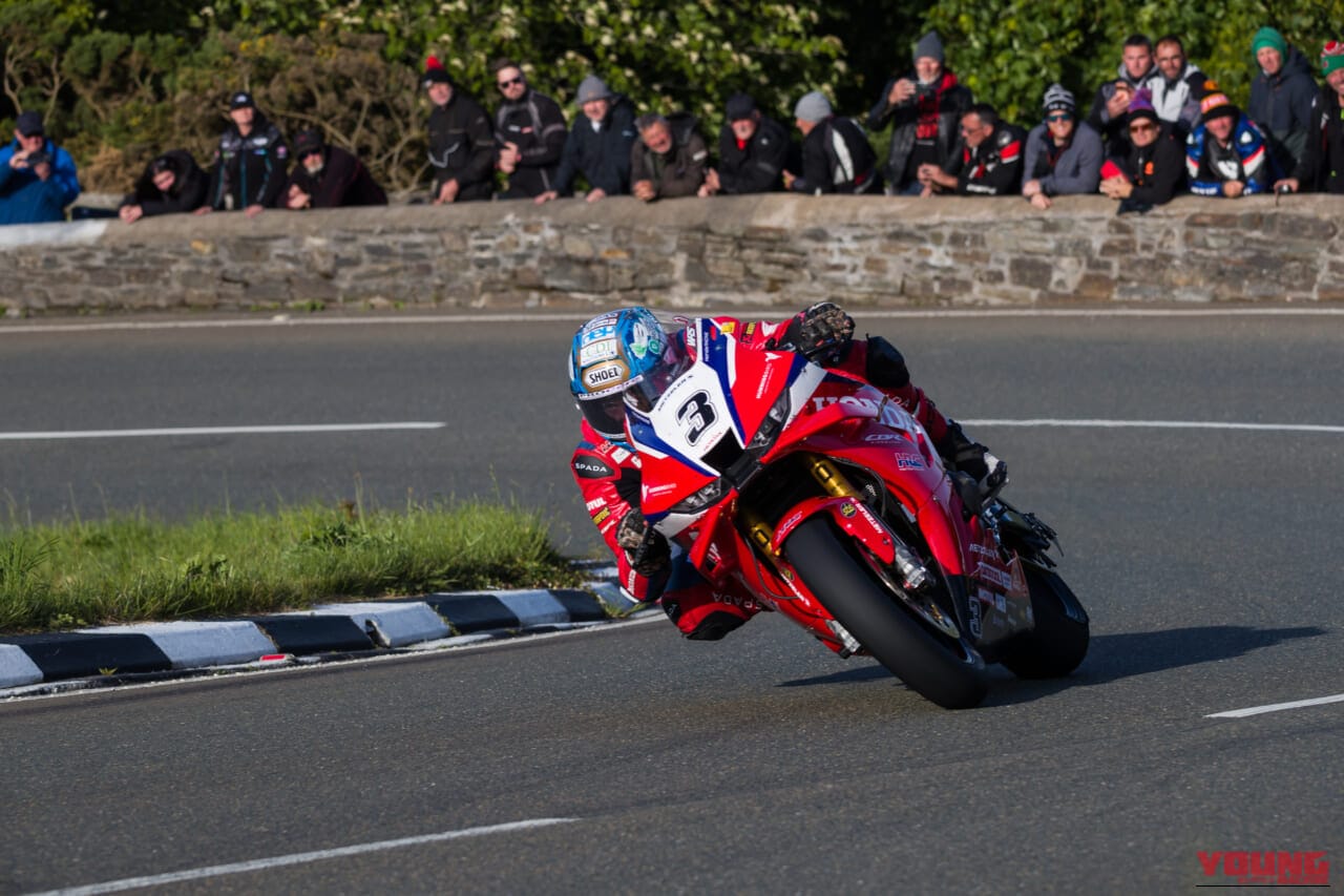 シニアTTで優勝したディーン・ハリソン選手(ホンダ CBR1000RR-R)|【マン島TT 2026】雨に泣いた異例の幕切れ。半数が中止の波乱も、マイケル・ダンロップが通算36勝の金字塔! 山中正之も執念の完走