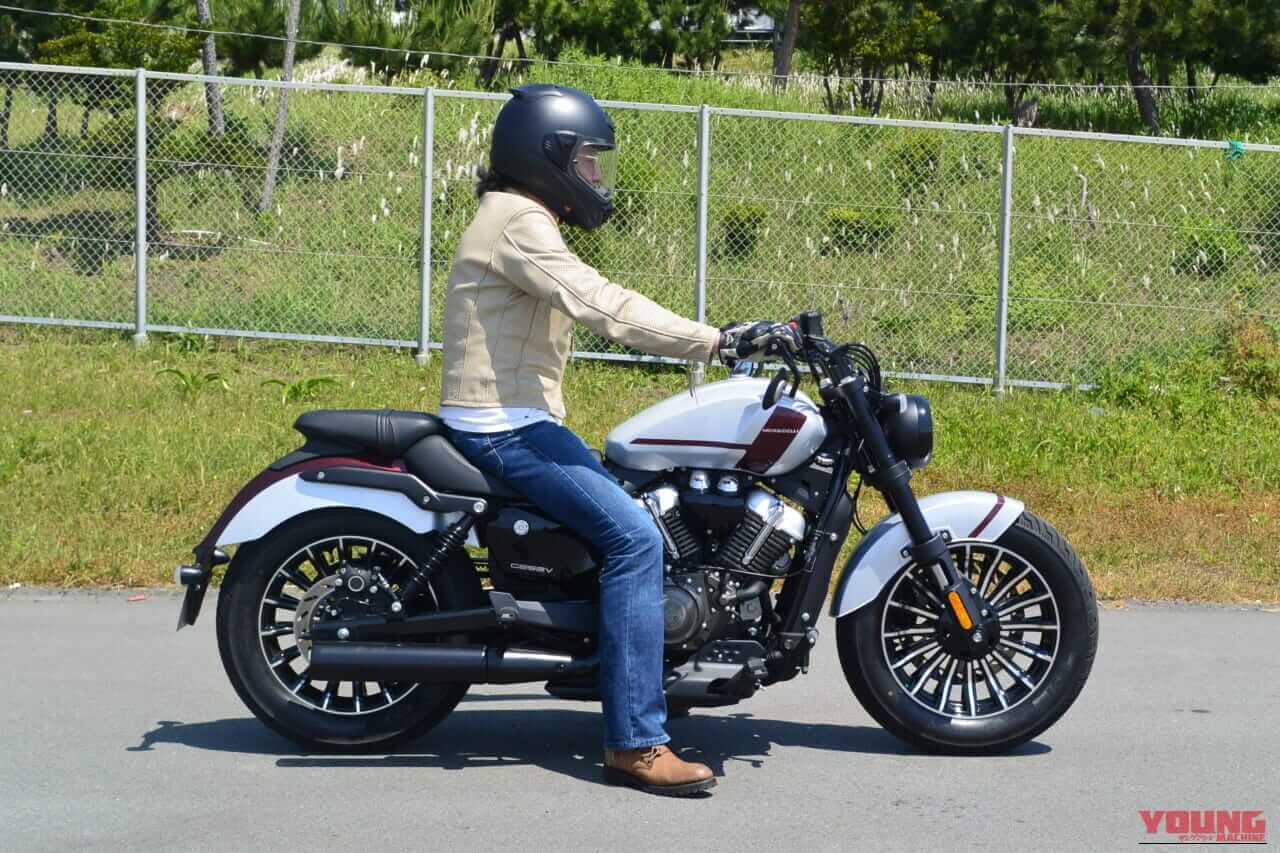 |「これ、本当に250cc…?」かつての国産ニーハンの“狂気”を思い起こさせる2台の黒船【ガレージで酒が呑める75万円のVツイン】