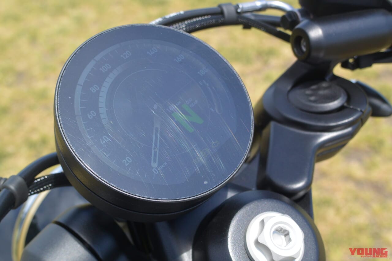 ｜「これ、本当に250cc…？」かつての国産ニーハンの“狂気”を思い起こさせる2台の黒船【ガレージで酒が呑める75万円のVツイン】