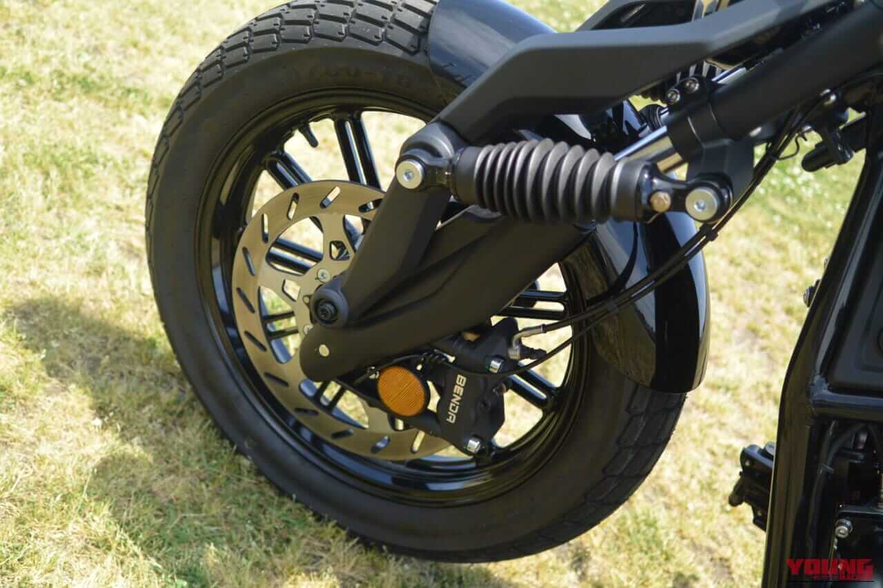 ｜「これ、本当に250cc…？」かつての国産ニーハンの“狂気”を思い起こさせる2台の黒船【ガレージで酒が呑める75万円のVツイン】