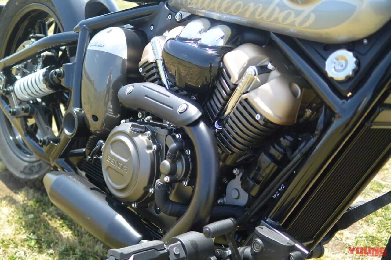 ｜「これ、本当に250cc…？」かつての国産ニーハンの“狂気”を思い起こさせる2台の黒船【ガレージで酒が呑める75万円のVツイン】