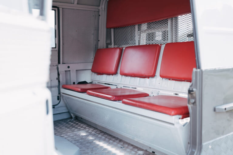 1974年 ボルボ C303 荷室 座席|「えーっ…今とイメージが全然違う」50年前のボルボ車。真四角なデザインが斬新すぎる! とんでもない走破性を持つ軍用車ベースのC303を紹介