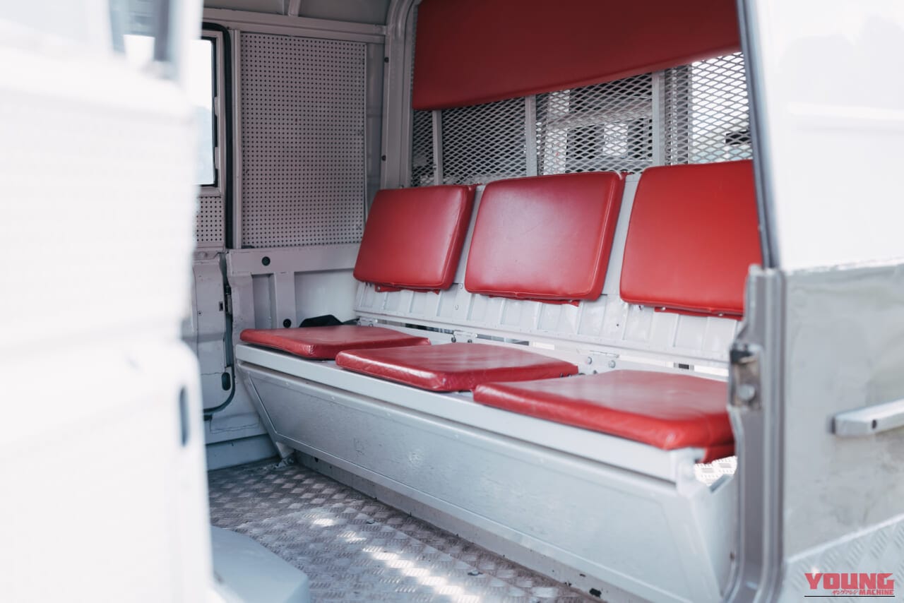 1974年 ボルボ C303 荷室 座席｜「えーっ…今とイメージが全然違う」50年前のボルボ車。真四角なデザインが斬新すぎる！ とんでもない走破性を持つ軍用車ベースのC303を紹介