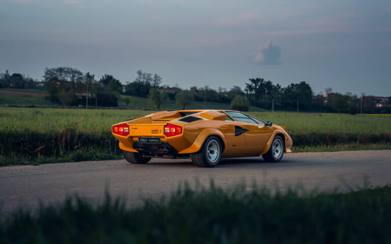 ランボルギーニ カウンタック LP500S オロ・サハラ 砂漠の黄金｜「原理主義者は嫌うスタイルだが…」スーパーカーの原点とも言えるモデルは、今見ても美しい…！ 生産台数わずか321台の幻の名車を紹介