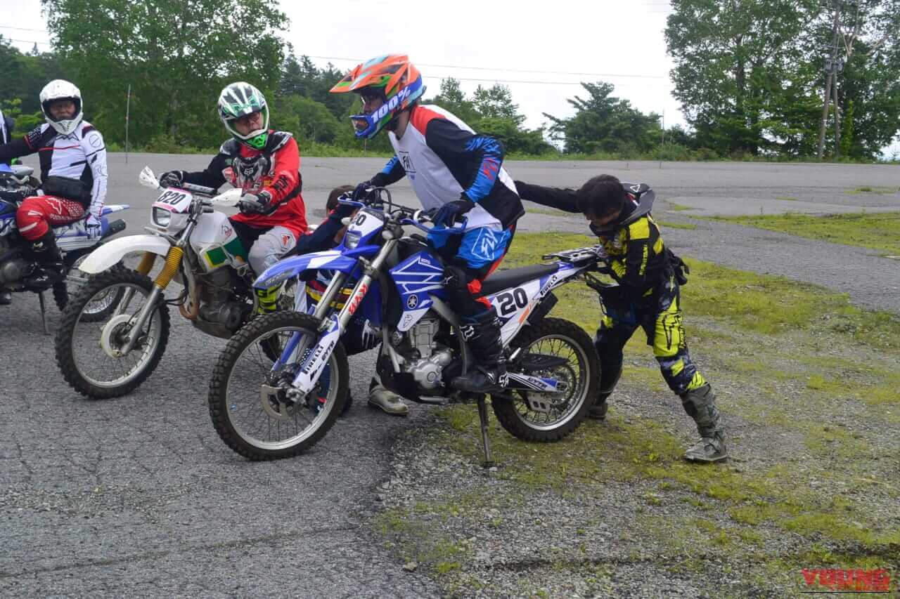 ｜【なぜ舗装路のベテランが泥でコケる？】元全日本ライダーに習ったら、バイクの「正しい操り方」が目からウロコだった