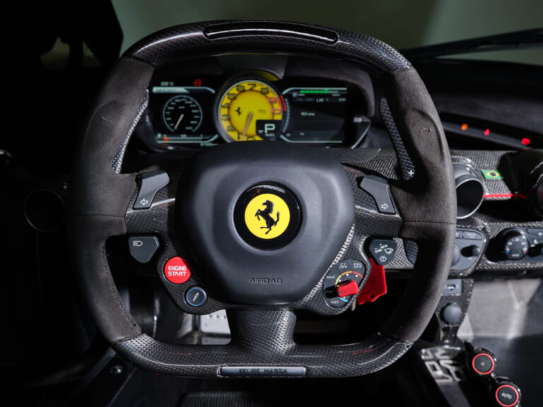 フェラーリ ferrari ラ・フェラーリ フェリペ・マッサ仕様 ステアリング｜「超お気に入りマシンだったのに…」有名F1ドライバーが泣く泣く手放したとんでもないハイブリッド車。4000km走行でも10億円近い指し値が付いた幻の名車を紹介