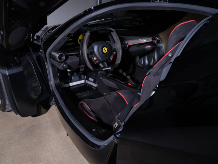 フェラーリ ferrari ラ・フェラーリ フェリペ・マッサ仕様 車内｜「超お気に入りマシンだったのに…」有名F1ドライバーが泣く泣く手放したとんでもないハイブリッド車。4000km走行でも10億円近い指し値が付いた幻の名車を紹介