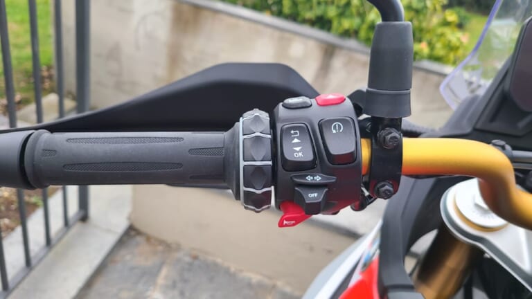BMW F450GS|扱いやすさと本格装備の両立。BMW F450GSの実力をシチリア島の泥んこセクションで徹底検証!【新型試乗インプレ】
