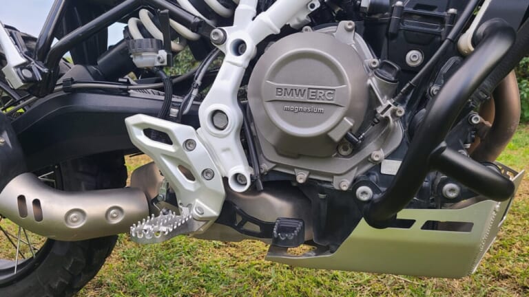 BMW F450GS|扱いやすさと本格装備の両立。BMW F450GSの実力をシチリア島の泥んこセクションで徹底検証!【新型試乗インプレ】