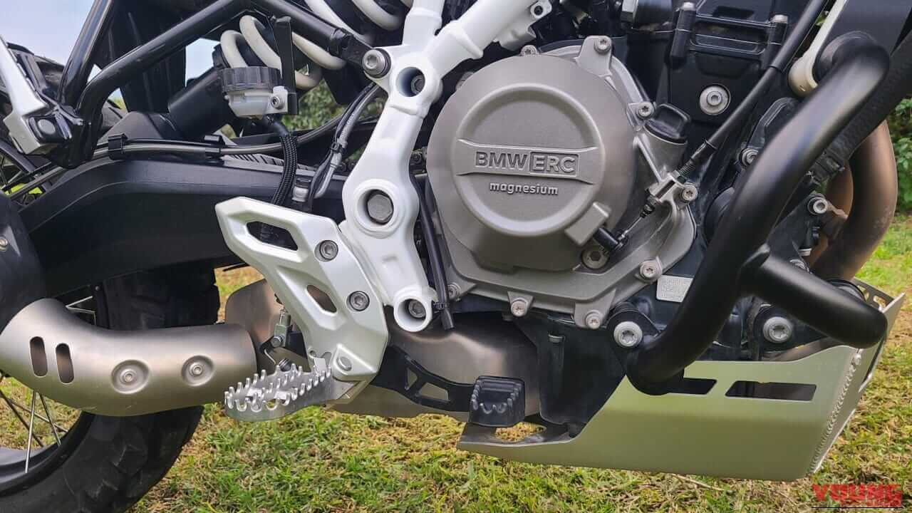 BMW F450GS|扱いやすさと本格装備の両立。BMW F450GSの実力をシチリア島の泥んこセクションで徹底検証!【新型試乗インプレ】
